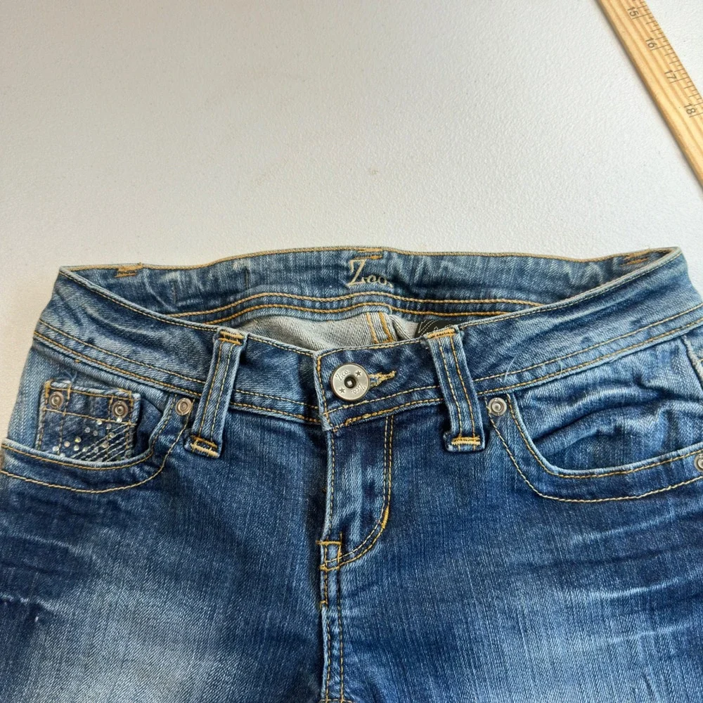 Y2K Capri Jeans Medium Wash Rhinestone Embellished Stretch Denim Low Rise Size 5